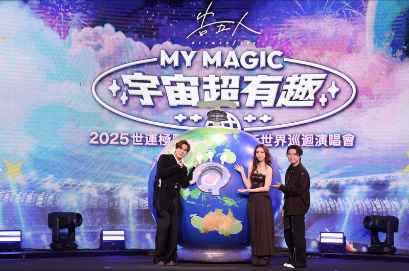 圖04：告五人將「哈瓜手燈」插旗「宇宙超有趣」巡演至最終目的地「高雄世運主場館」，象徵這趟旅程即將正式啟航。（相信音樂提供）.jpg