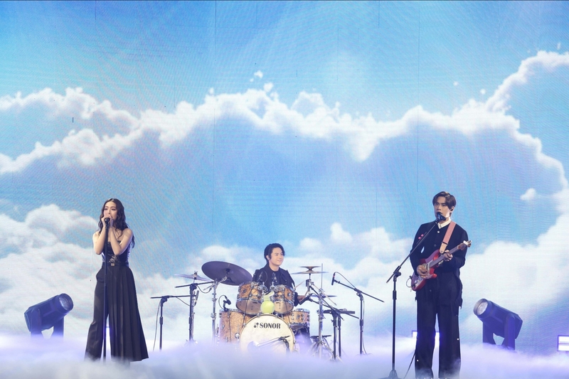 圖02：告五人演唱〈從未見過的海〉，整段表演結合雲海、世運主場館及煙火等元素，打造出震撼的視覺效果。（相信音樂提供）.jpg