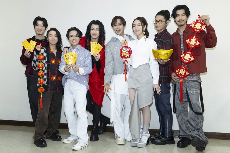 圖01：麋先生、告五人登上《2025超級巨星紅白藝能大賞》，同門樂團齊聚提前圍爐過年。（相信音樂提供）.jpg