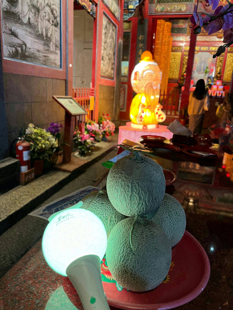 圖03：告五人歌迷花式備戰衝門票　「神助攻」情人節跪問月老：要不要吃哈密瓜。（歌迷提供）.jpg
