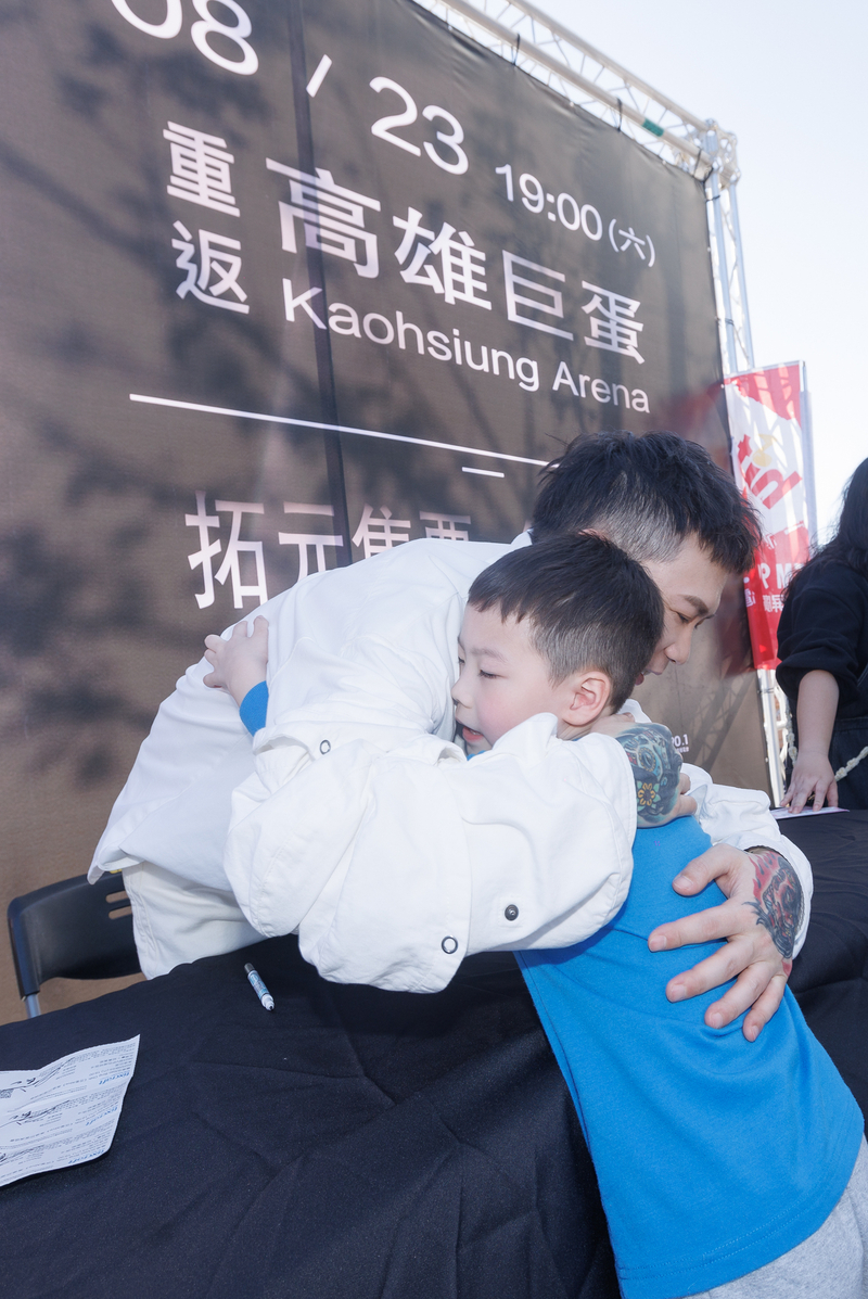 7蕭秉治和小歌迷擁抱.jpg