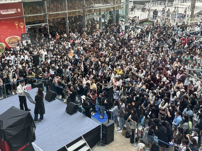 9蕭秉治再度南下於高雄夢時代幸福廣場舉辦《完人Imperfect》專輯和《活著 Alive》演唱會的簽唱會吸引爆滿人潮.jpg