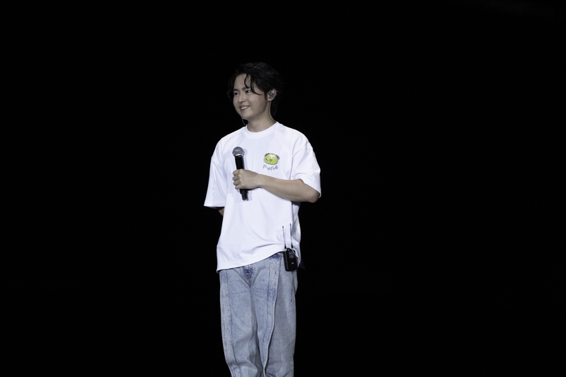 哲謙哽咽謝哈瓜，獻上給哈瓜的情書。（相信音樂提供）.jpeg
