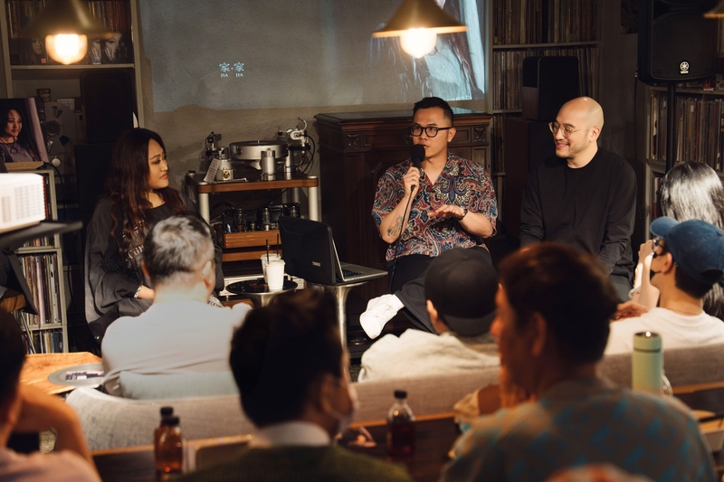 圖04：家家與製作人在聽歌會上暢聊專輯《你給我的》製作故事。（相信音樂提供）.jpg