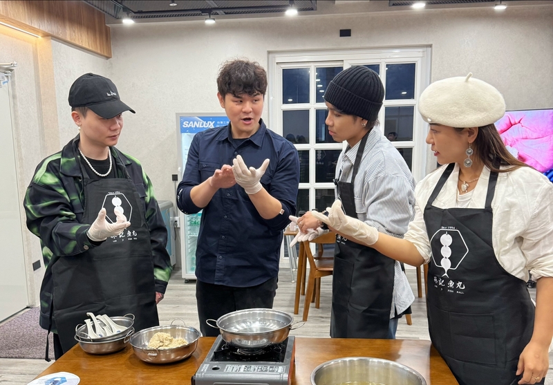 3GDX認真聽講 學習手捏鬼頭刀魚丸.jpg