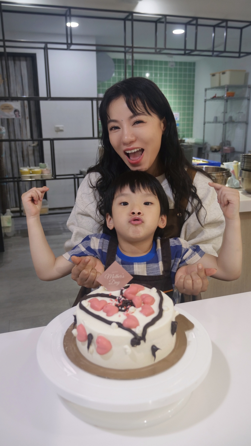 2丁噹攜手Energy阿弟5歲兒合力完成母親節蛋糕.JPG