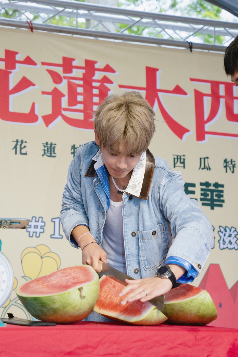 6鼓鼓第一次拿起西瓜刀切大西瓜 現切最香甜.JPG