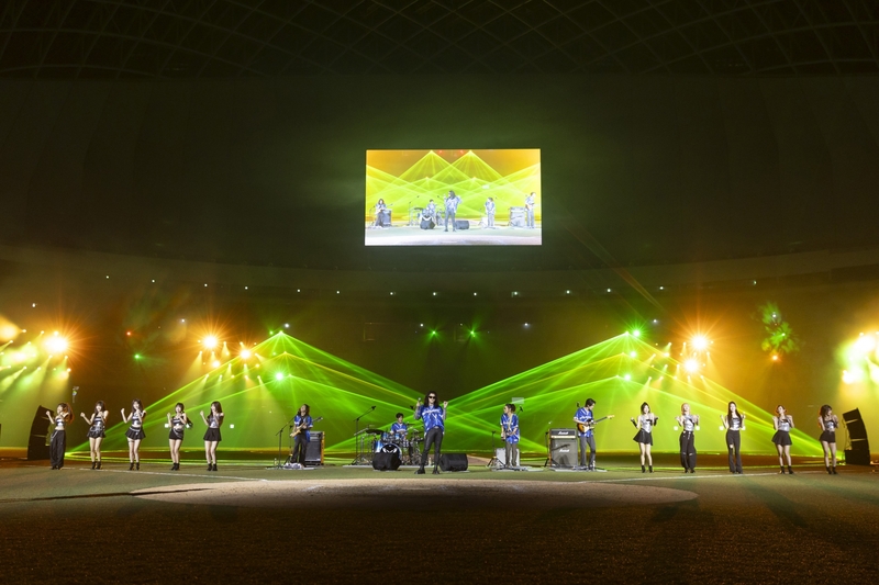 圖02：麋先生與富邦悍將啦啦隊Fubon Angels合作演出歌曲〈天生寂寞〉，狂歡奔放的風格瞬間點燃全場搖滾魂。（相信音樂提供）.jpg