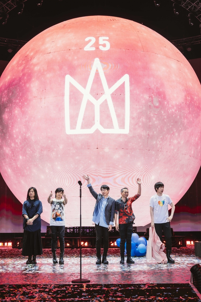 1五月天《回到那一天》25週年巡迴演唱會冰城環場版，獻上草莓月亮.jpg