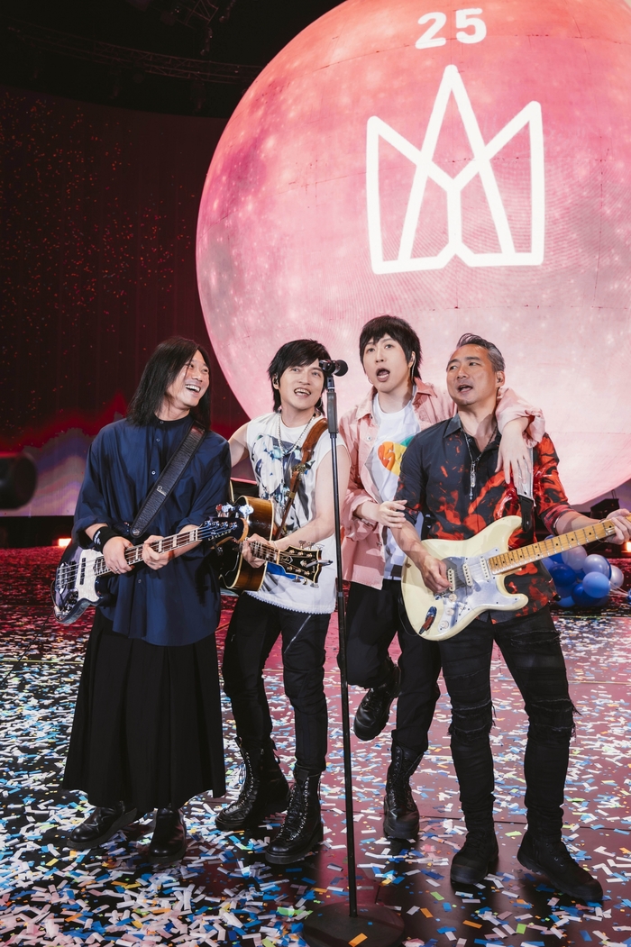 4五月天《回到那一天》25週年巡迴演唱會冰城環場版，獻上草莓月亮.jpg