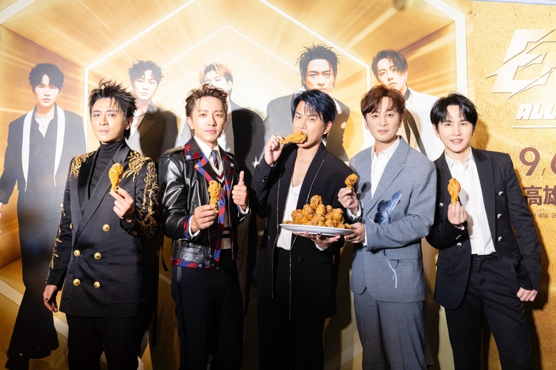 2 獻上23隻黃金炸雞腿 祝賀Energy繼續成為「當紅炸子雞」.JPG