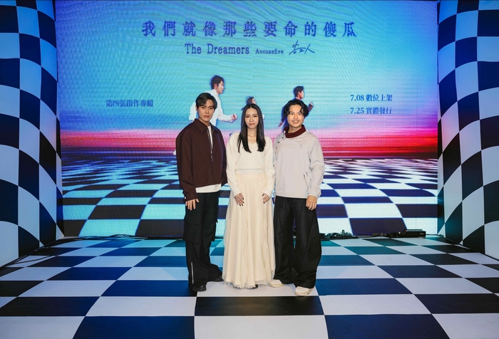 圖06：告五人發片記者會打造虛實交錯的黑白格世界，讓全場瞬間進入《我們就像那些要命的傻瓜》獨特的音樂異想世界。（相信音樂提供）.jpg