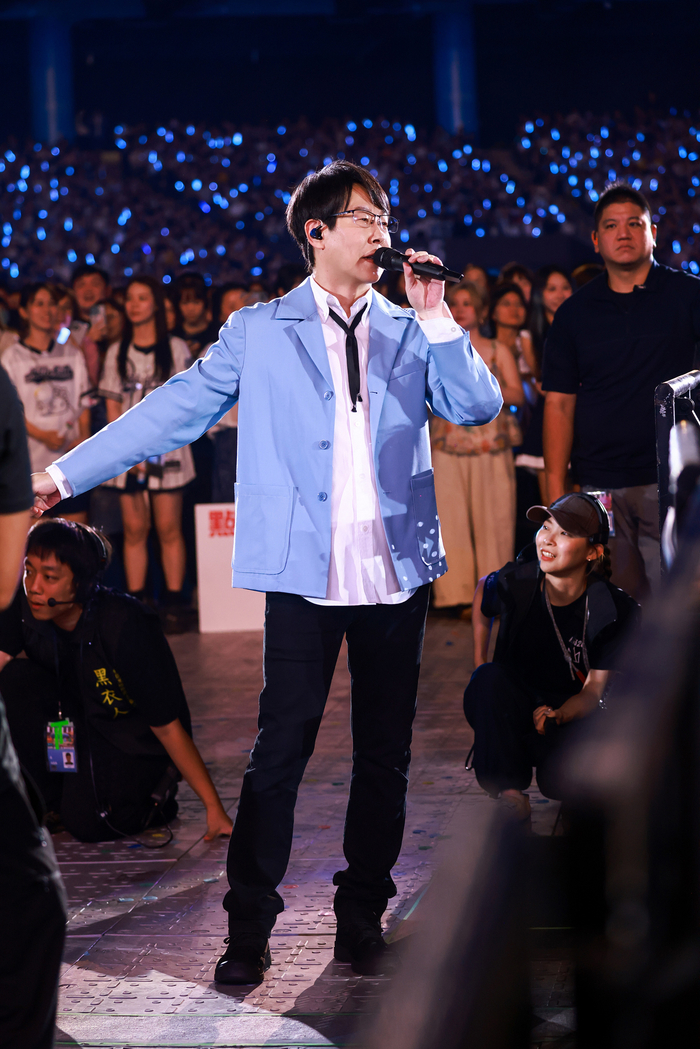 8五月天冠佑走到你身旁.jpg