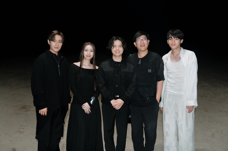 圖03：告五人〈黑夜狂奔〉MV邀請日本導演林響太朗（右二）執導、演員磯野駿英瑠（右一）出演。（相信音樂提供）.jpg