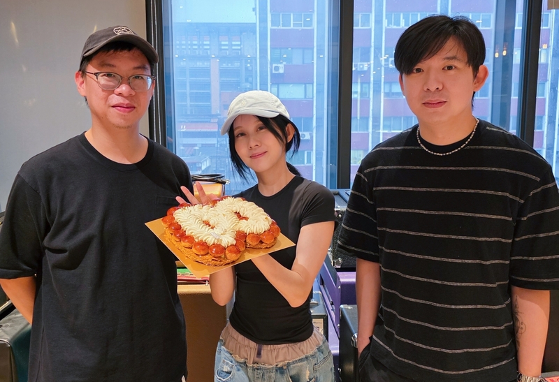 2白安《星期八》專輯殺青巧合碰上製作人陳信伯（右）與錄音師蔡周翰（左）生日 三喜臨門！.JPG