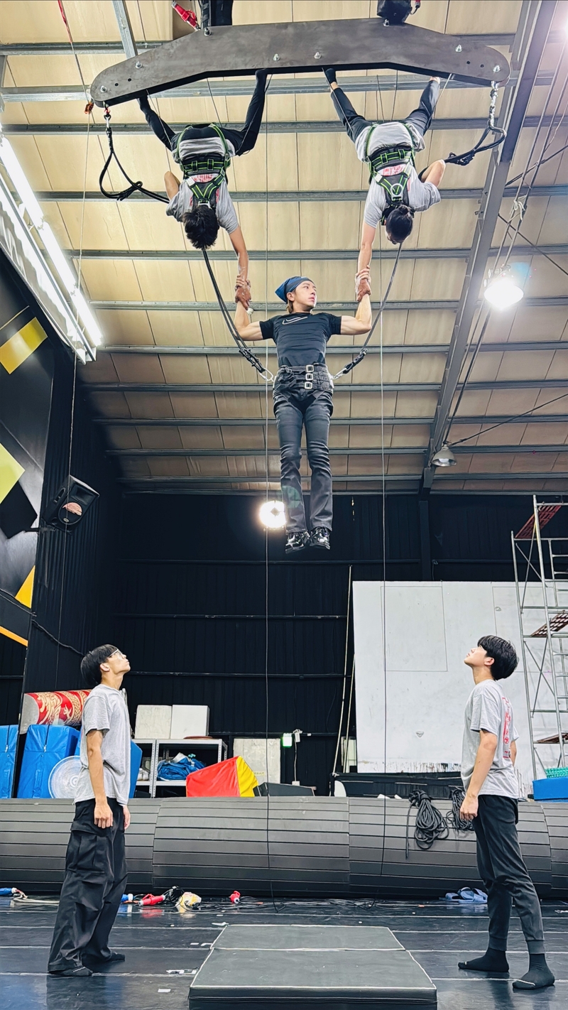 4坤達將在高空中強力拉伸展現結實二頭肌.JPG
