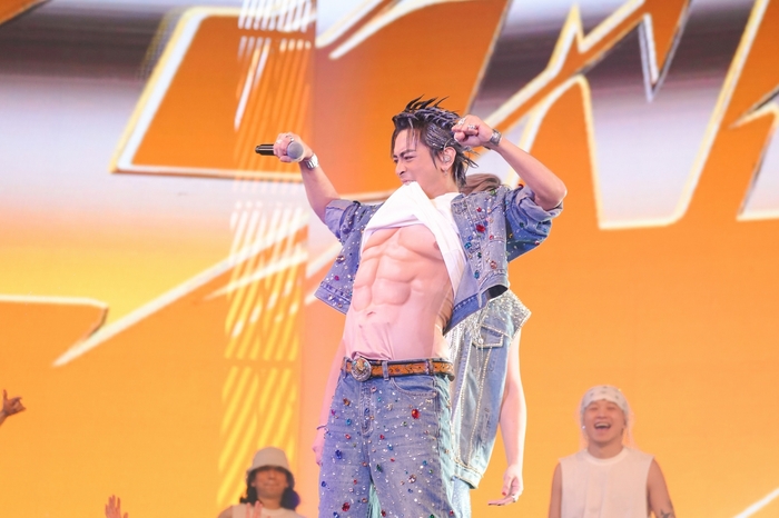 12Toro大方掀衣展現「六邊形腹肌」.jpg