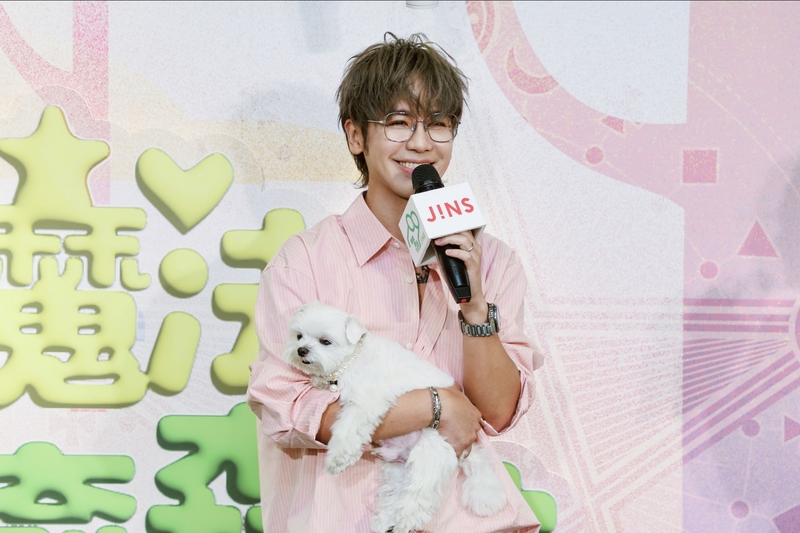 2鼓鼓抱著愛犬小柱露出幸福地笑容.jpg