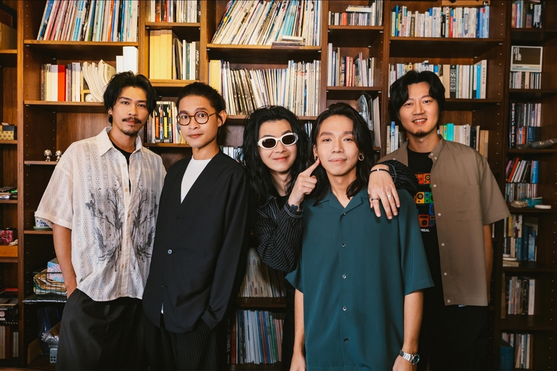 圖01：金曲樂團麋先生集體寵乾女兒，為貝斯手以諾千金送無價豪禮！驚喜釋出全新單曲〈散散步〉。（相信音樂提供）.jpg