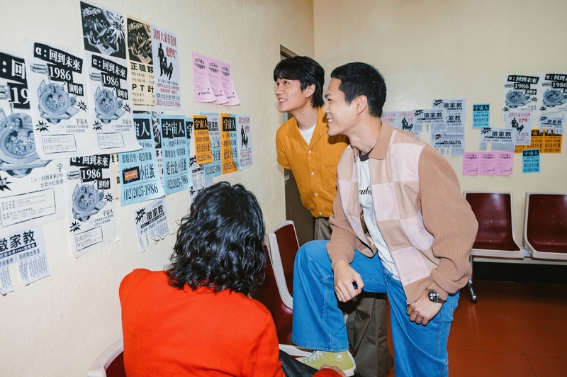 圖04：宇宙人驚心特製的復古感傳單效果滿分。（相信音樂提供）.jpg