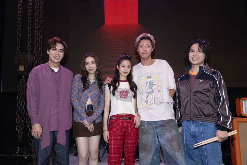 圖01：告五人〈將錯就對〉MV打造世界末日版愛情悲歌，力邀蔡凡熙（右二）、陳沛辰（右三）浪漫逃亡！（相信音樂提供）.jpg