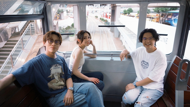圖01：告五人日前第一次跳上百年復古叮叮車遊港島。（相信音樂提供）.jpg