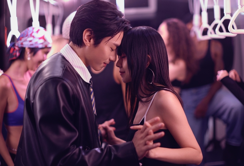 2白安、宋柏緯為MV獻演技 頭靠頭等親密動作展浪漫氛圍.jpg