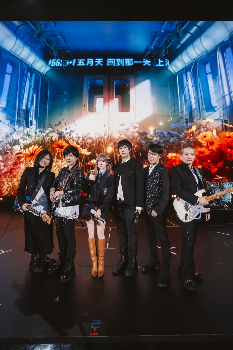 1五月天《回到那一天》演唱會上海最終場 宋雨琦乘著「專機」登場.jpg
