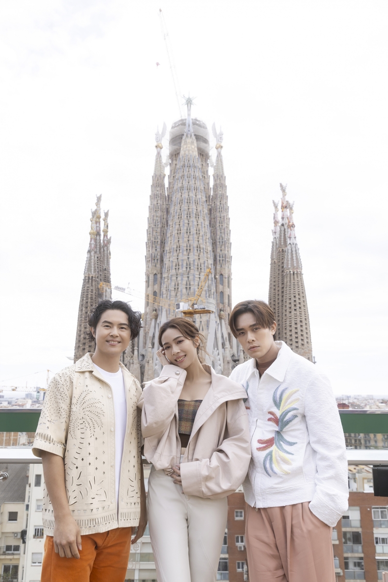 圖01：告五人〈從沒去過巴塞隆納〉MV釋出，團員們印象最深刻的畫面是在聖家堂對面的高處取景，私房祕境讓所有人都忍不住驚呼連連。（相信音樂提供）.jpg