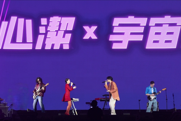 圖01：李心潔驚喜現身宇宙人演唱會合唱經典歌曲〈愛錯〉。（相信音樂提供）.jpg