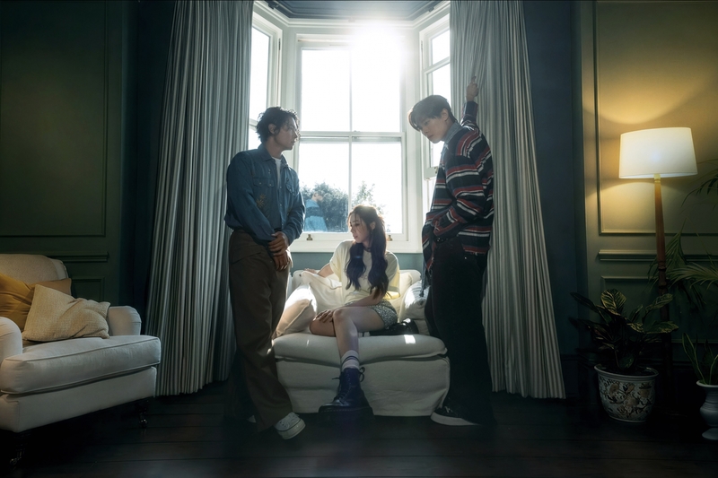 圖05：告五人〈夏天的海冬天的雪〉MV拍攝場景橫跨倫敦多處街景，也選在一棟充滿英式風情的紅磚老宅拍攝 House Party。（相信音樂提供）.jpg