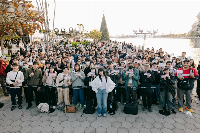 7白安與歌迷、17米高聖誕樹一起在港邊野餐吹風 輕鬆愜意.jpg