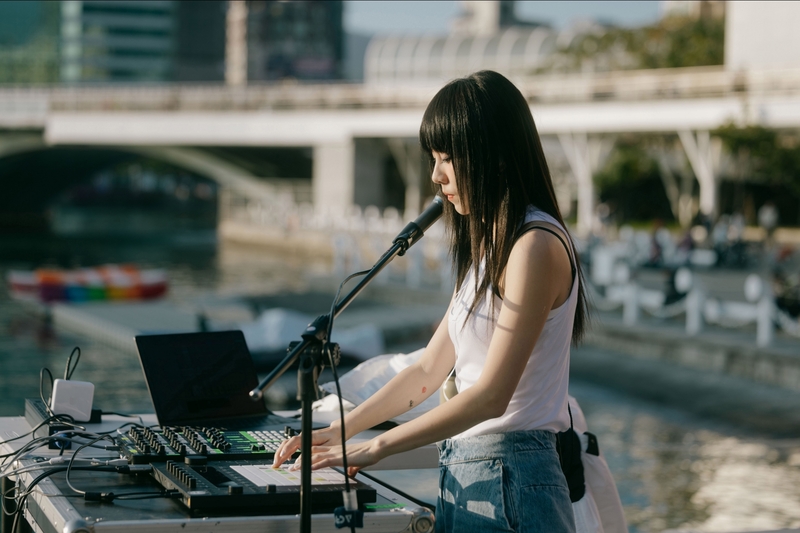 4白安親自操作DJ器材一連開唱六首歌 唱好唱滿.jpg