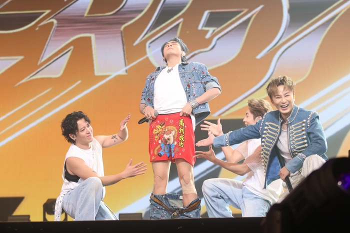 11Toro露出「馬到成功」四角紅內褲 向大家拜早年.jpg