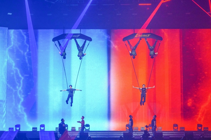 10牛奶、坤達10米高空彈簧特技 挑戰自我空中翻轉16圈風火輪.jpg