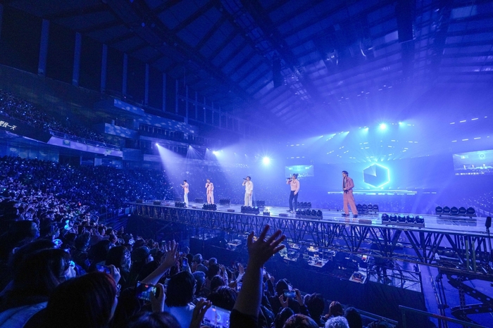 6Energy登上環繞移動舞台 與全場歌迷近距離對視互動.jpg