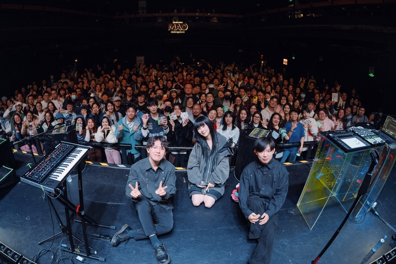 5白安巡演吸引許多歌迷入場 陳信伯（右1）自曝演出前五天鎖骨開刀.jpg