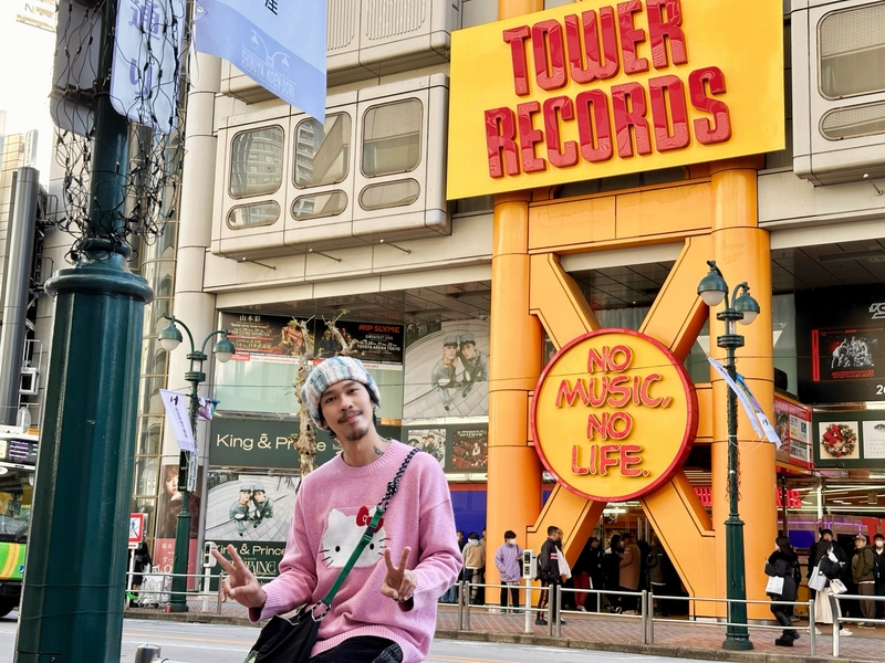 圖03：麋先生小B從台北狂奔到東京，身穿Hello Kitty童趣睡衣與熱血奔跑形成超強反差萌。（相信音樂提供）.jpg