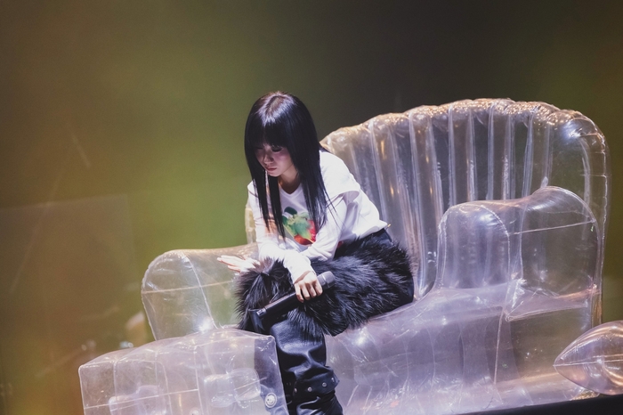 4白安坐臥空氣沙發  將演出現場變成她的臥室.JPG