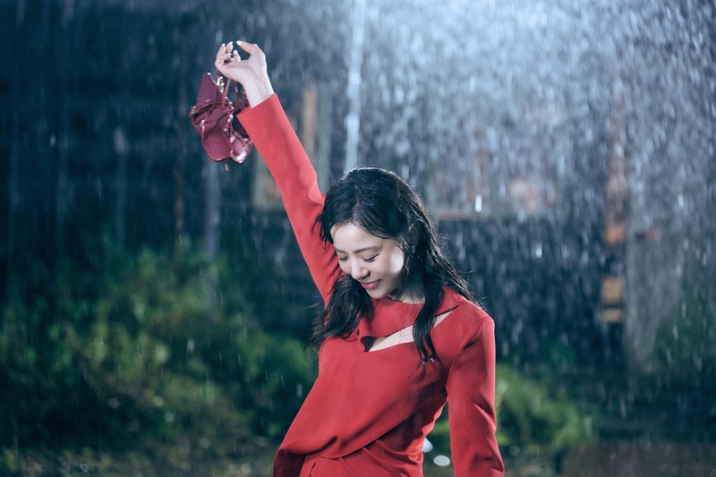 1〈猜不透〉灑脫版MV淋雨戲拍得唯美，丁噹冷到快石化.jpg