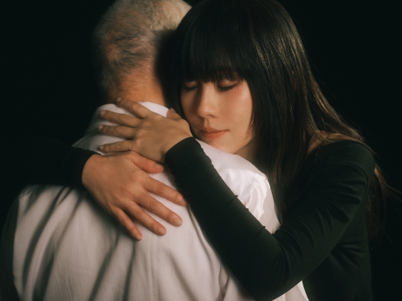 2白安隔空擁抱已故父親 坦言從未這樣抱過他.jpg