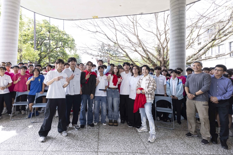 圖01:超人氣 Z 世代天團告五人把母校當自己家,與熱音社驚喜合唱〈你要不要吃哈密瓜〉掀暴動。(相信音樂提供).jpg