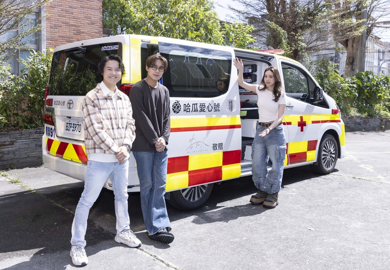 圖03:告五人拋磚引玉傳遞愛心、用實際行動為家鄉盡份心力,送「哈瓜愛心號」救護車進南澳。(相信音樂提供).jpg