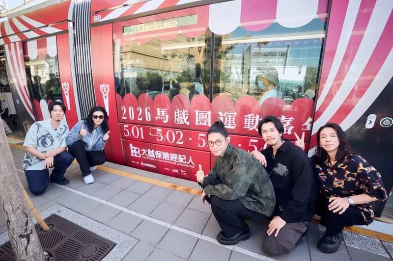 圖03:麋先生大手筆包下高雄輕軌列車,歌迷搶搭擠爆月台直喊「太秋了!」。(相信音樂提供) .jpg