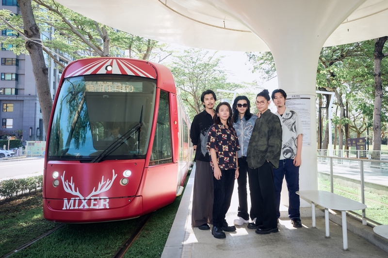 圖01:金曲樂團麋先生親自南下朝聖「麋途號」高雄輕軌列車狂奔。(相信音樂提供) .jpg