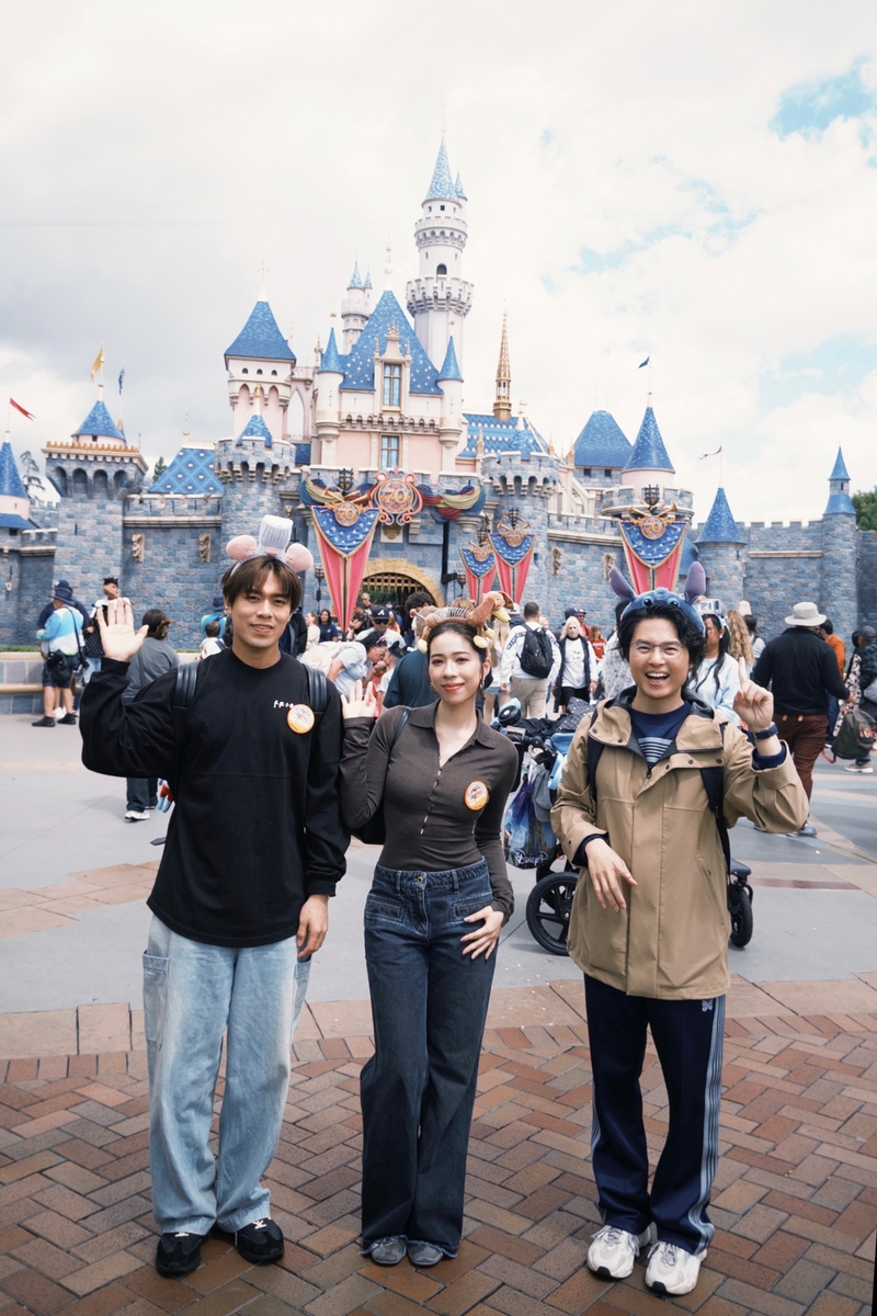 圖07：告五人到加州造訪經典的迪士尼樂園。（相信音樂提供）.jpg