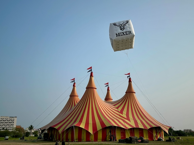 圖03：麋先生震撼搭設巨大馬戲帳篷，超夢幻造型吸引高雄市民爭相打卡。（相信音樂提供） .jpg