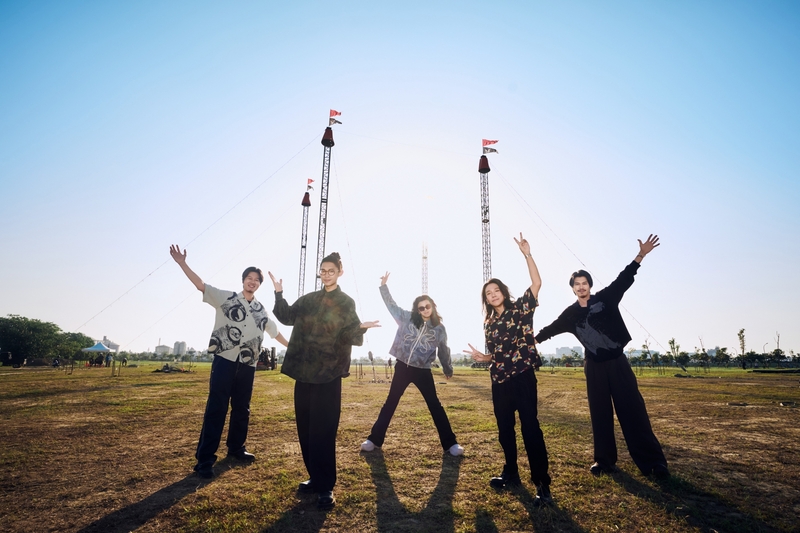 圖01：金曲樂團麋先生南下高雄親自前往演唱會場勘，站工地現場興奮直呼：期待感炸裂、已經很感動了！（相信音樂提供） .jpg