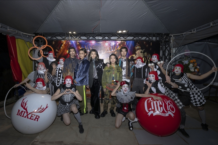 圖05：麋先生與馬戲表演團隊Eye Catching Circus創造焦點合作，將高難度特技與演唱會內容融合。（相信音樂提供） .jpg