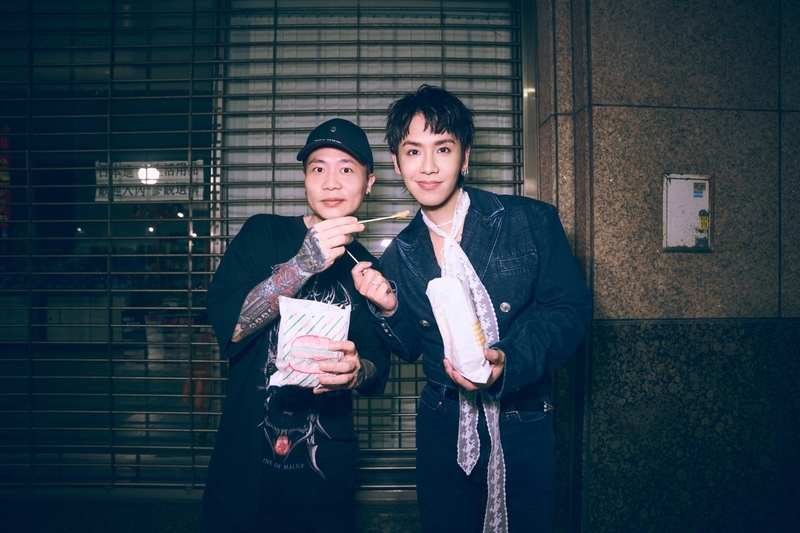 3蕭秉治貼心探班 準備宵夜鹽酥雞、蛋塔慰勞.jpg